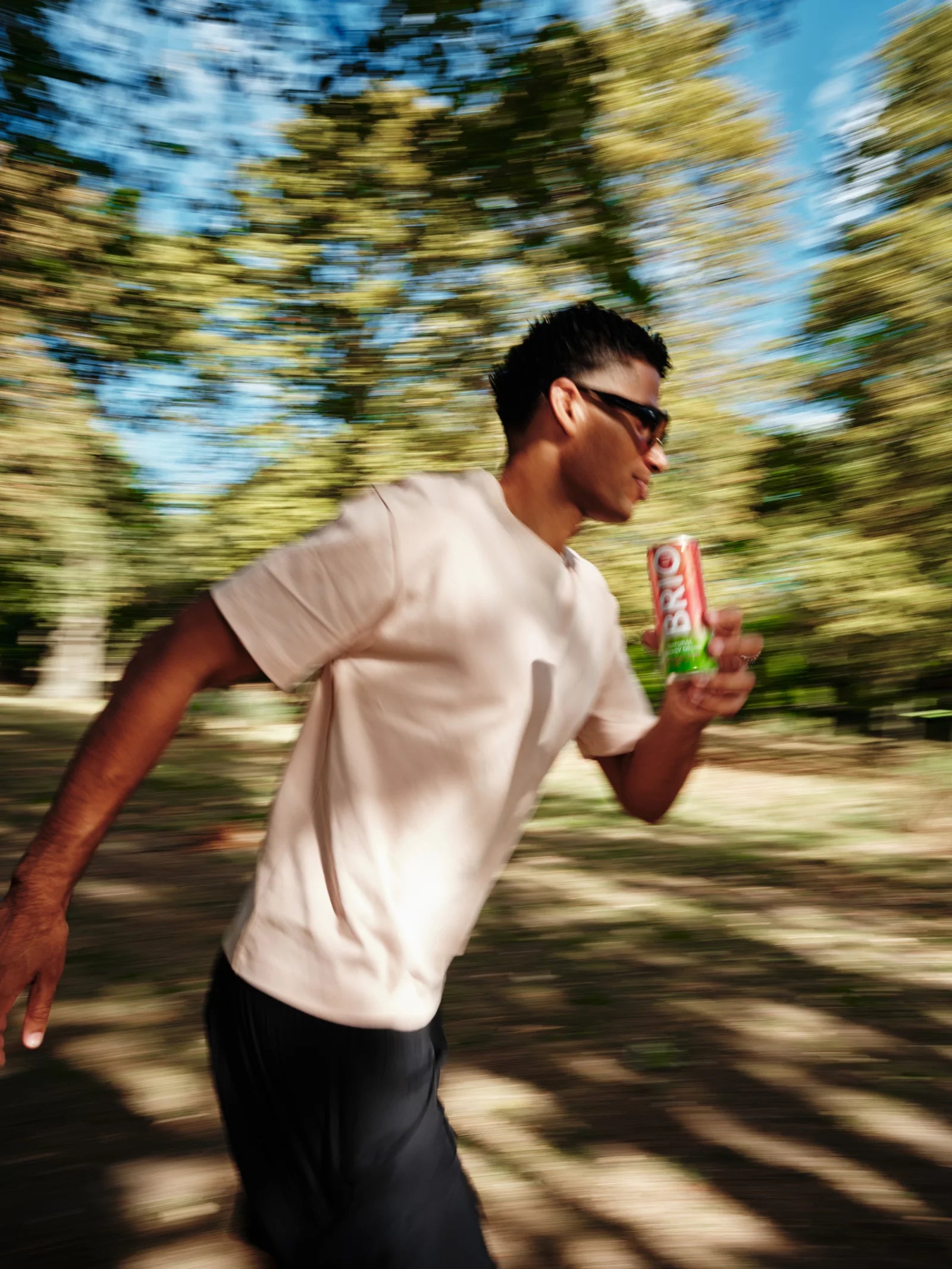 Un uomo corre con una lattina BRIO Fragola e Lime