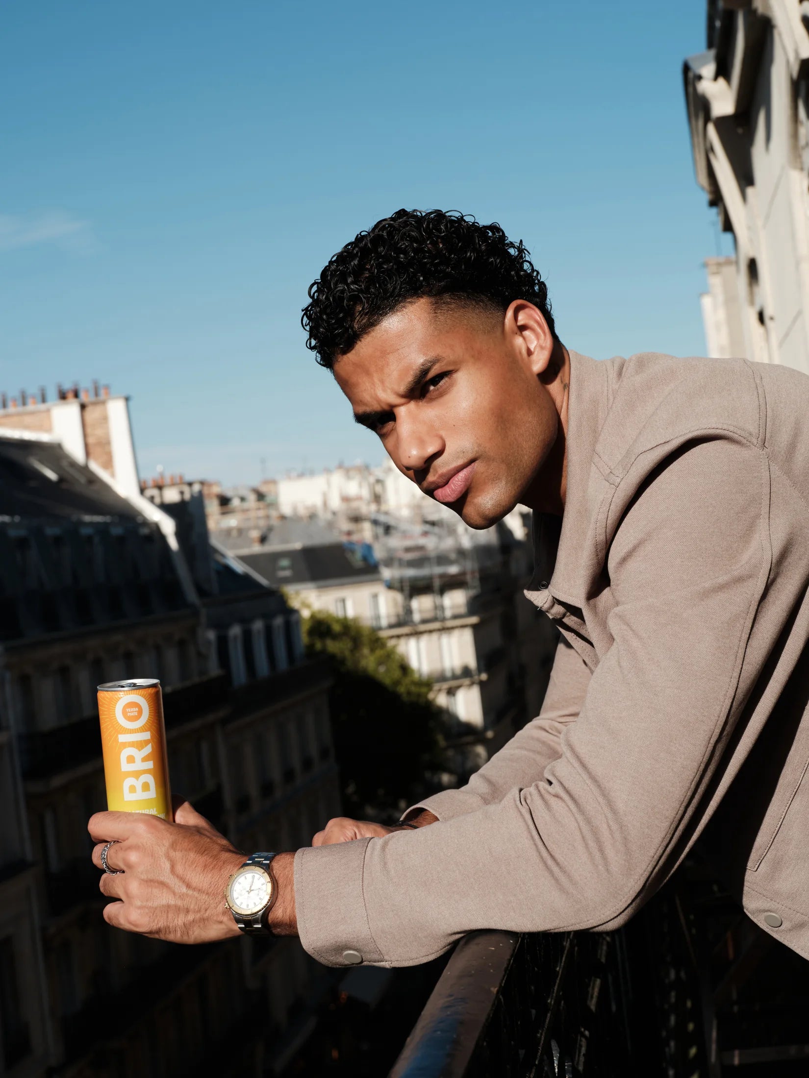 Un homme prend une pause avec une canette BRIO Gingembre
