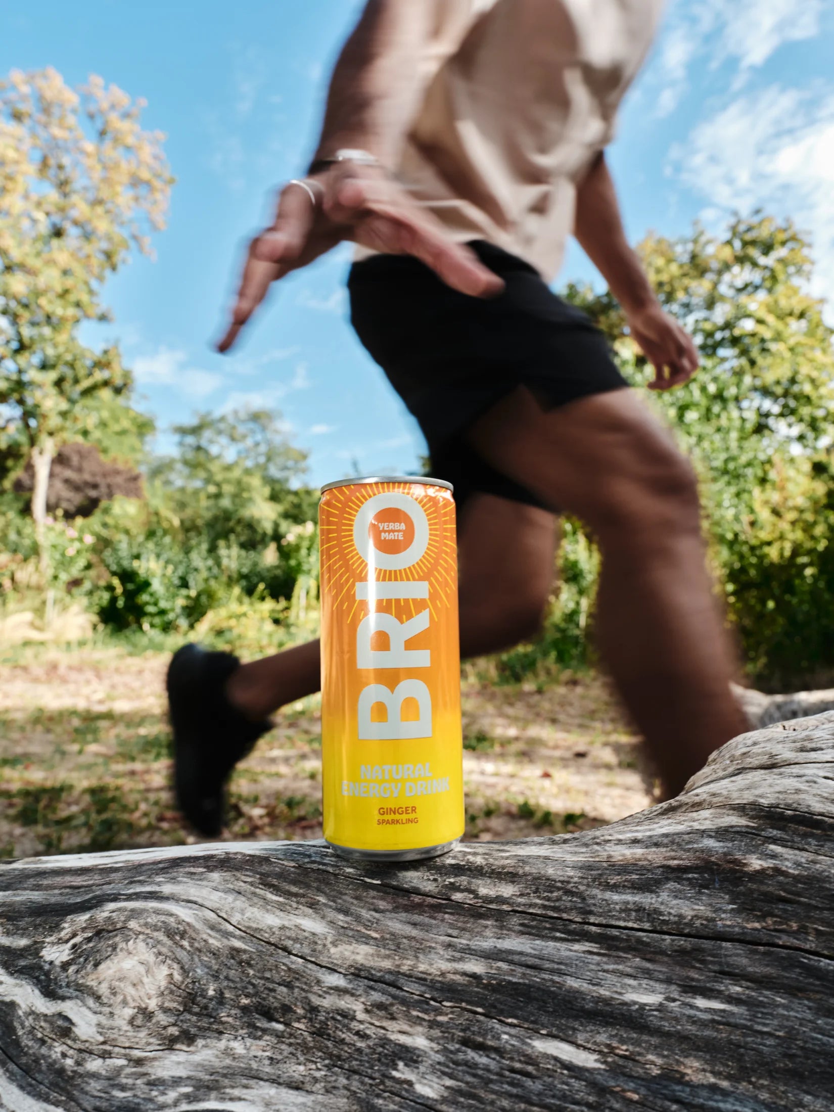 Un coureur passe près d’une canette BRIO Gingembre