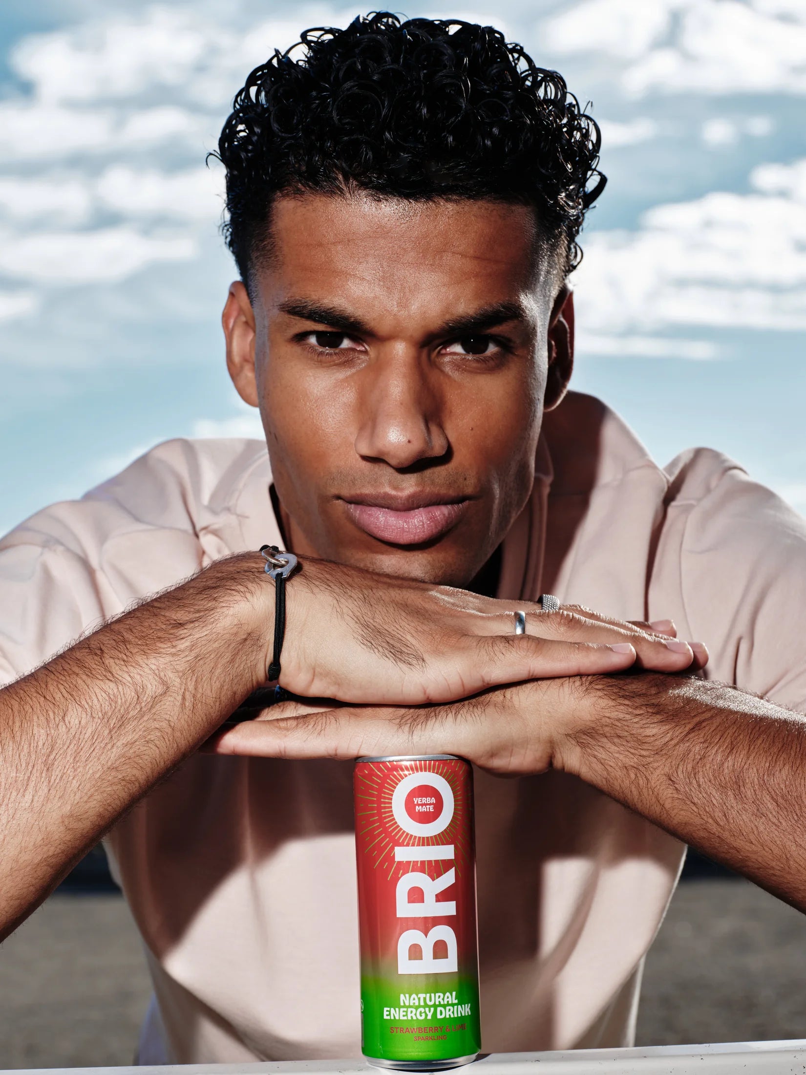 Un uomo si concede una pausa con BRIO Fragola e Lime