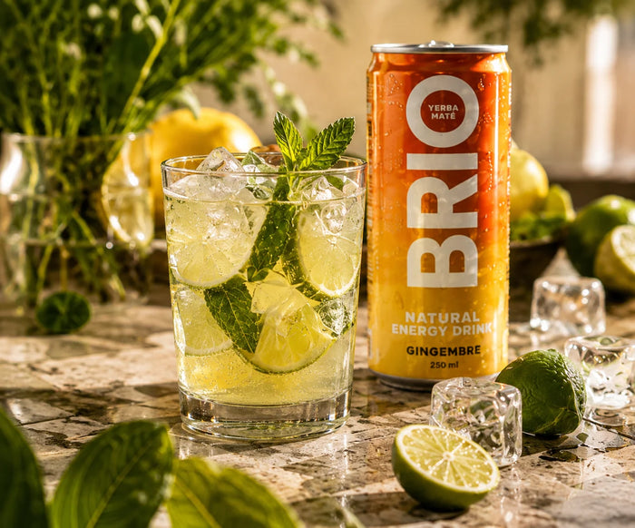 Un mocktail frais au citron vert et à la menthe, accompagné d’un BRIO Gingembre