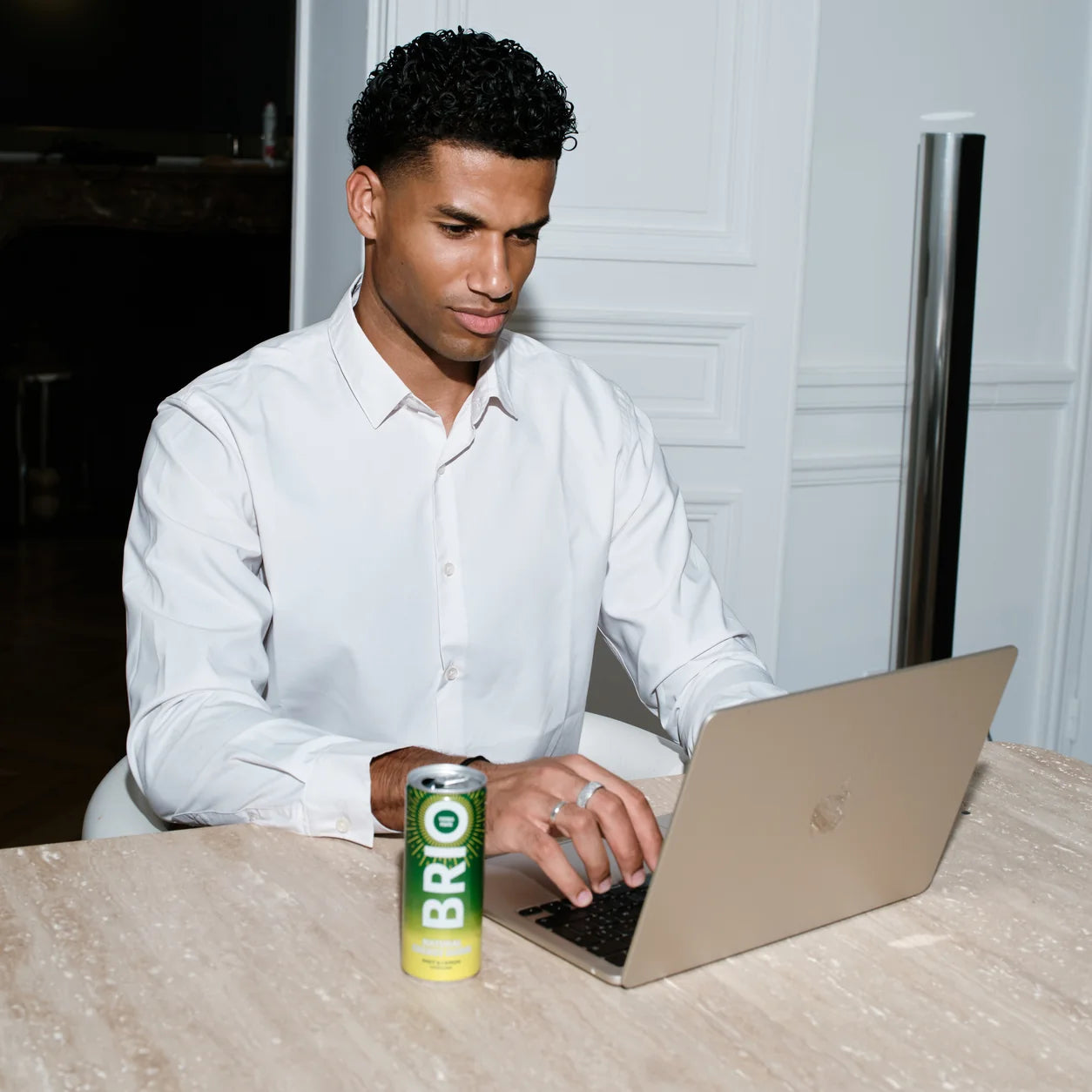 Uomo in ufficio con una lattina BRIO Menta e Limone
