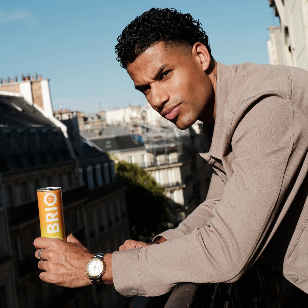 Homme sur un balcon avec une canette BRIO Gingembre